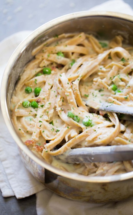 foodffs:  LIGHTENED UP WHOLE WHEAT FETTUCCINE ALFREDOReally nice recipes. Every hour.Show me what you cooked!  yum