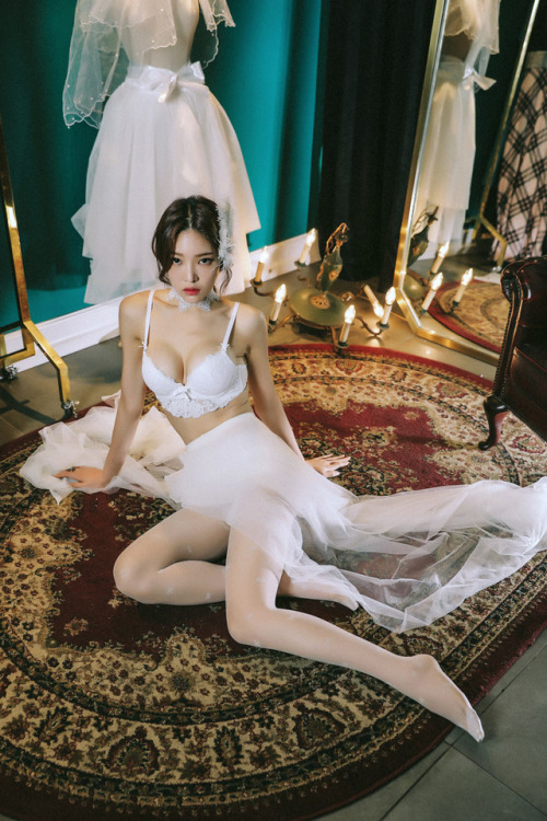 gravure-glamour:  Park Jung Yoon porn pictures