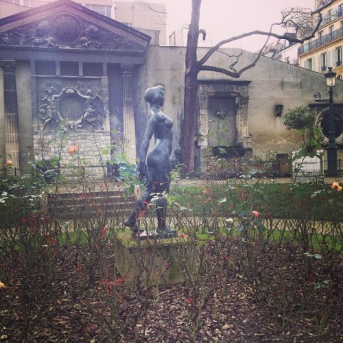 Beautiful Square Georges Cain all to myself 🌿🌳 (at Square Georges Cain)