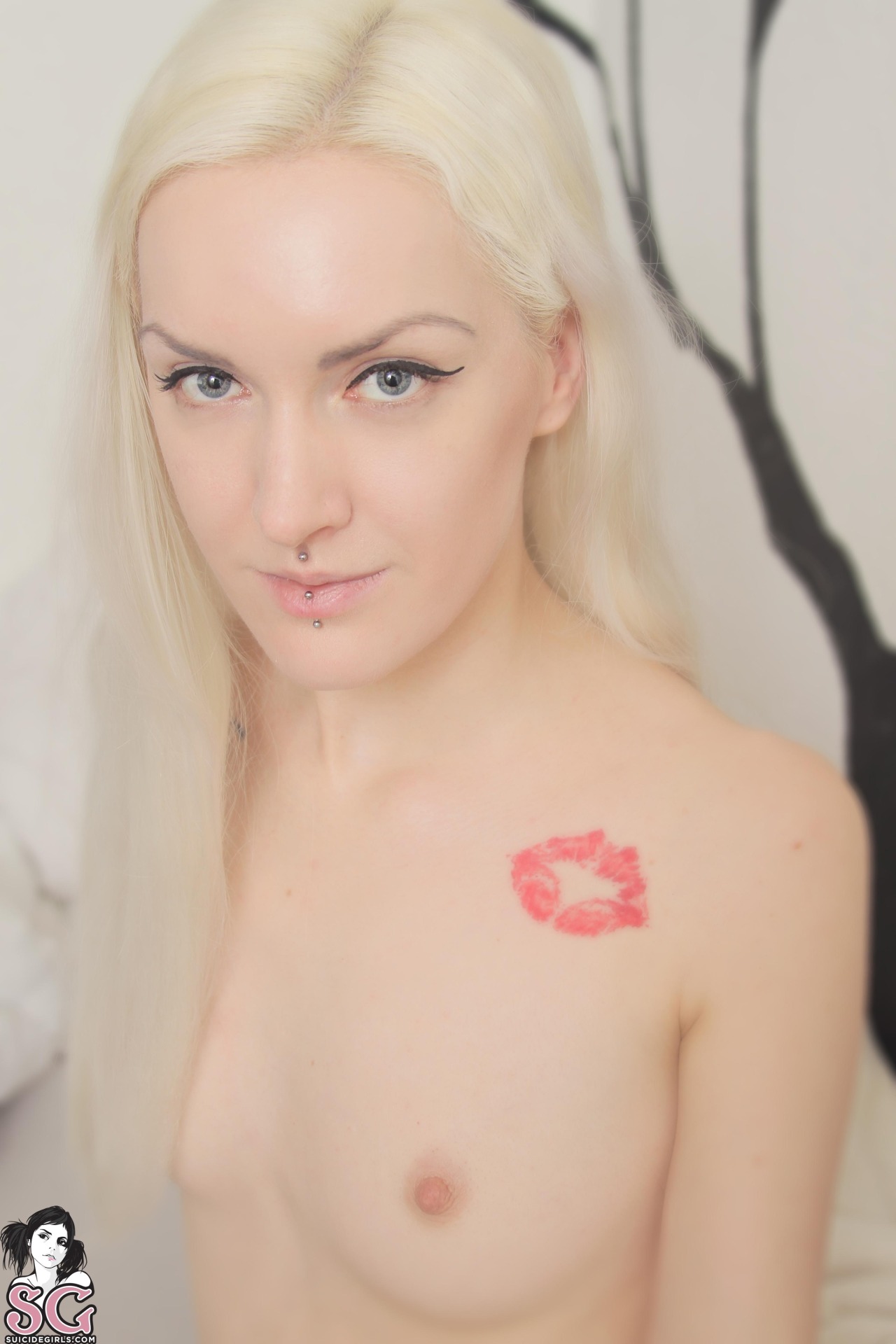 beautifulgirlsmakemesuicidal:  Jeanylou Suicide 