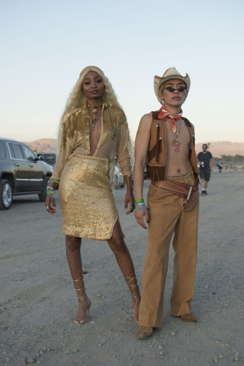 festfashions: I mean, they clearly OWN the desert! Look at these looks! Golden with the desert color