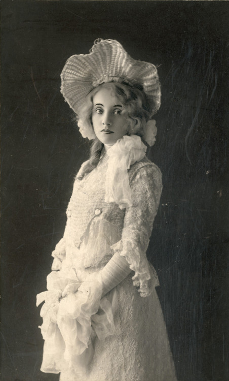 deviatesinc: Laurette Taylor, 1905