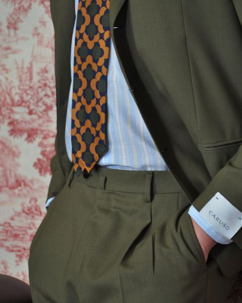 5 ties for same #outfit Discover on woolsboutiqueuomo.comSuit by #carusomenswearShirt by #finamo