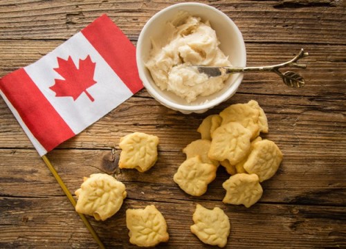 foodffs: Maple Leaf Sandwich Cookies Celebrating #Canada150 Follow for recipes Get your FoodFfs stuf