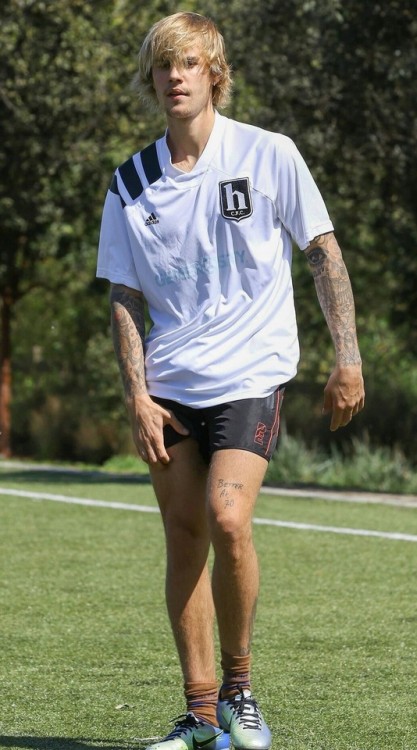 bromancebooty: Justin Bieber’s booty looks good in soccer shorts