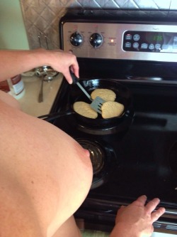 missdemeanerx2:  Making breakfast. ☺️