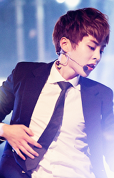 secrethideoutme:  Kim Minseok, his body touch * 