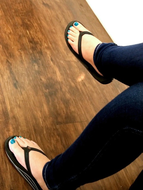 sweetcandidfeet: Trip to the docs. Nice toes