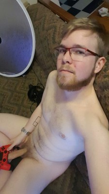 straightandgaymers:  thickdickcub:  Playing videogames… Got a random boner…   Was anyone there to help take care of it??? I hope so :)  More gaymer boners @straightandgaymers.