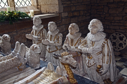 Tomb monument of William Savage D. 1616), Giles Savage (d. 1631)  and his wife Catherine (d. 1647) h