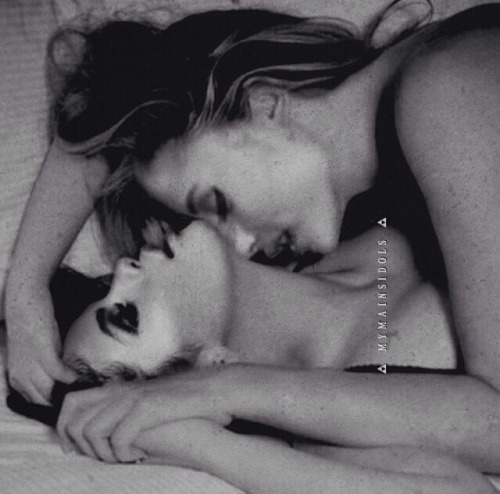 queefersxx:  Ariana and Selena’s little make out session 😉 