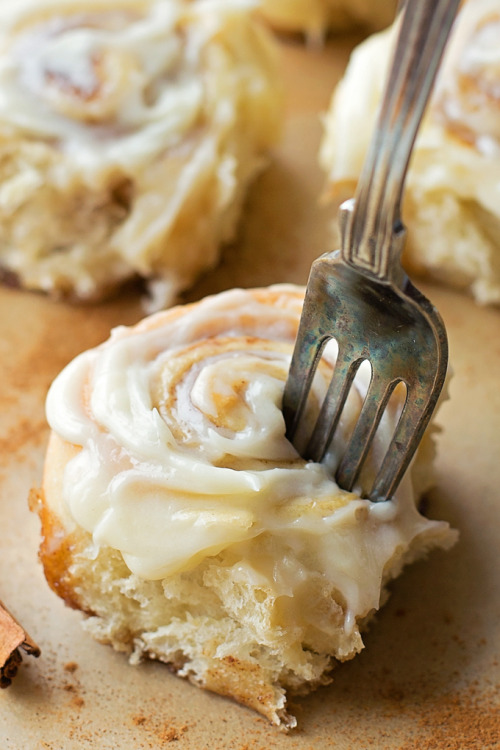 sweetoothgirl:    Mini Cinnamon Rolls with Cream Cheese Frosting  