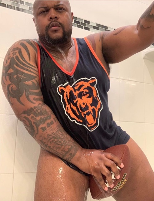 ulikemydicksdick:hennessyn3ctar:Go Bears! 🐻😍