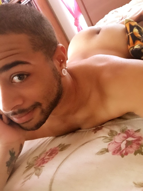 nerdy-little-leo-gaymer:  Do you wanna see me naked, lover?Do you want a peak underneath the covers?