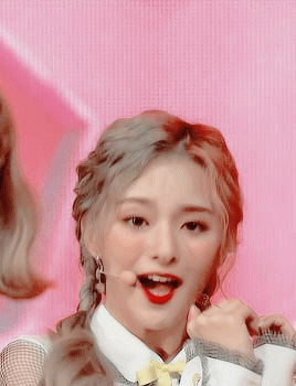 loonagurls:love b-bomb // nagyung @ 181101 mcountdown
