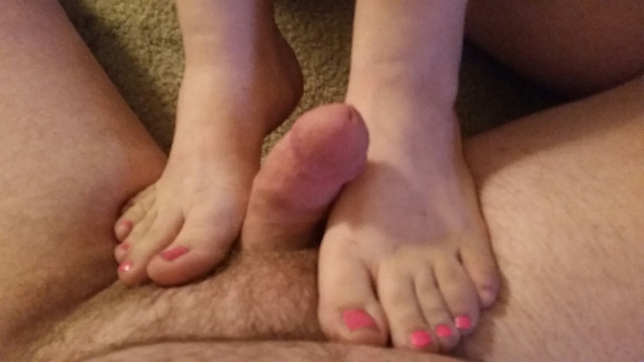 wifesbody:  Father’s day footjob felt pretty good god I love her feet   