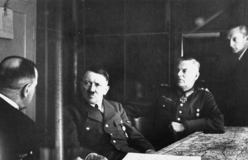 troyfromportmacquarie - L-R - Großadmiral Erich Raeder, Hitler,...