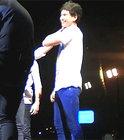 lvcki:   → Harry pointing out Calum’s hickey 6/18/13 [x] 