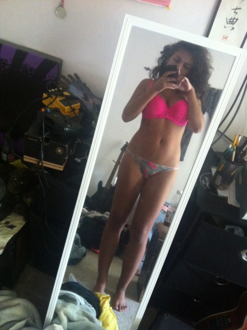 beinggigantic:lilbunnygirl:This mirror makes me look tall I’m supposed to be getting readyhey this i