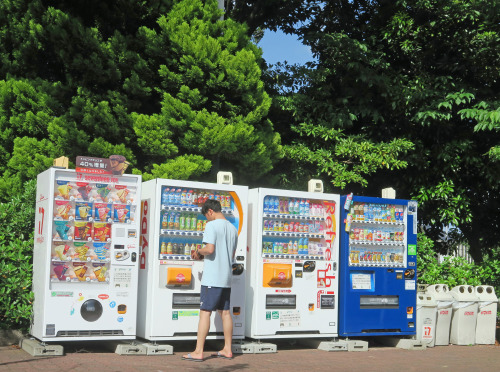 ninetail-fox: Vending machines ,Fujisawa