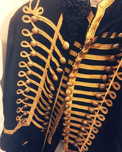 Closing the jacket: The Hussar costumeROW 1: Hamburg and Oberhausen (zipper)ROW 2: Broadway and Rest