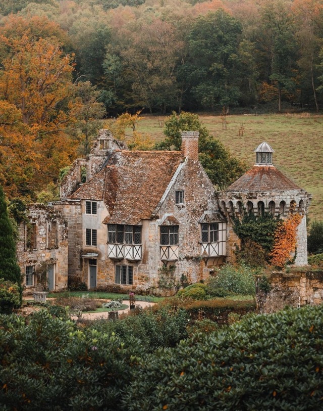 enchantedengland:   Possibly the loveliest castle in England. Scotney Castle, Kent (jameslloydcole on Instagram)