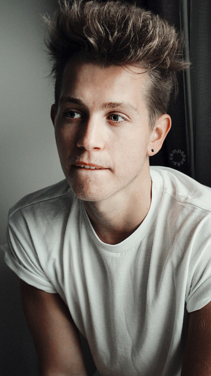 vampspacks:  ˗ˏˋ✧lockscreens james mcvey✧ˎˊ˗ Like and reblog if you save please and don’t repo