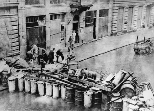 lamus-dworski:Inhabitants of the city of Warsaw during 1944 Warsaw Uprising, the major action of Pol