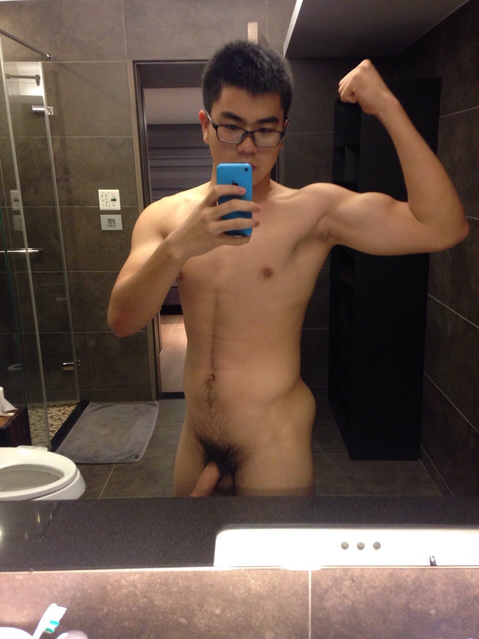 maomao1314:  身材很好的香港大屌眼鏡直男自拍，年輕無極限~ 