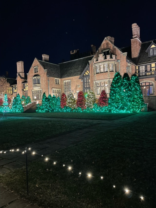 Been kinda MIA lately, a lot going on in life with work and stress etc. year number four going to Stan Hywet Hall with @katiiie-lynn 🥰. I’m happy it’s one of our Christmas traditions.