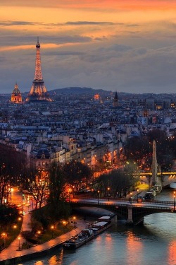 audreylovesparis:  Paris at Dusk (by Anthony Gelot) 