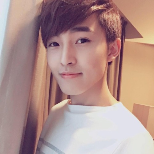 bbgwmhk: hktophorny: yanyan523:  女黎嫁wor Handsome Fucking cute!