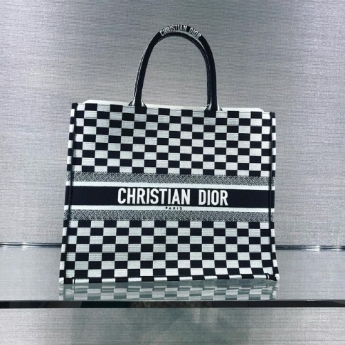 #diorcheckered #booktote ▪️▫️▪️▫️ (: @dubaifashionista) #diorbag #diortotebag #diortote #dubaigirl #