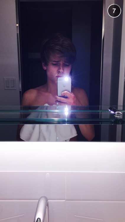 lxkekorns:unclekornicob:Shirtless mirror selfie Luke is the one of the cutest kinds of Luke 