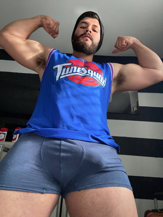 latinoboyhairy:hey don&rsquo;t get distracted !!! my face is up 