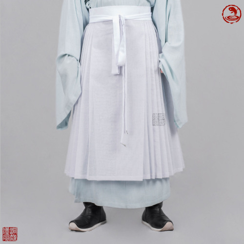 fouryearsofshades:Men wear mamianqun 马面裙 as well, but only as undershirt to puff up the robes. Also 