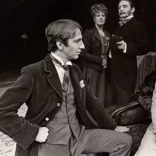 dci-softy-edgelord: karthaeuser65: “Sherlock Holmes” (play 1976 with Alan Rickman)  Sherlock Holmes 