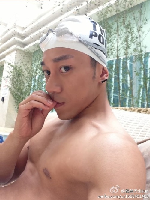twhornyboy:  swimnicedog:  他的屌真的很大，被他強暴過三次，運動褲被撕爛尿直接噴，不塗KY手指用尿或口水強行進入，撐開，然後直接幹，不夠放鬆或插入不順暢，耳光就落下來"—–也有被逼著拍下求他朋友幹我在的影片
