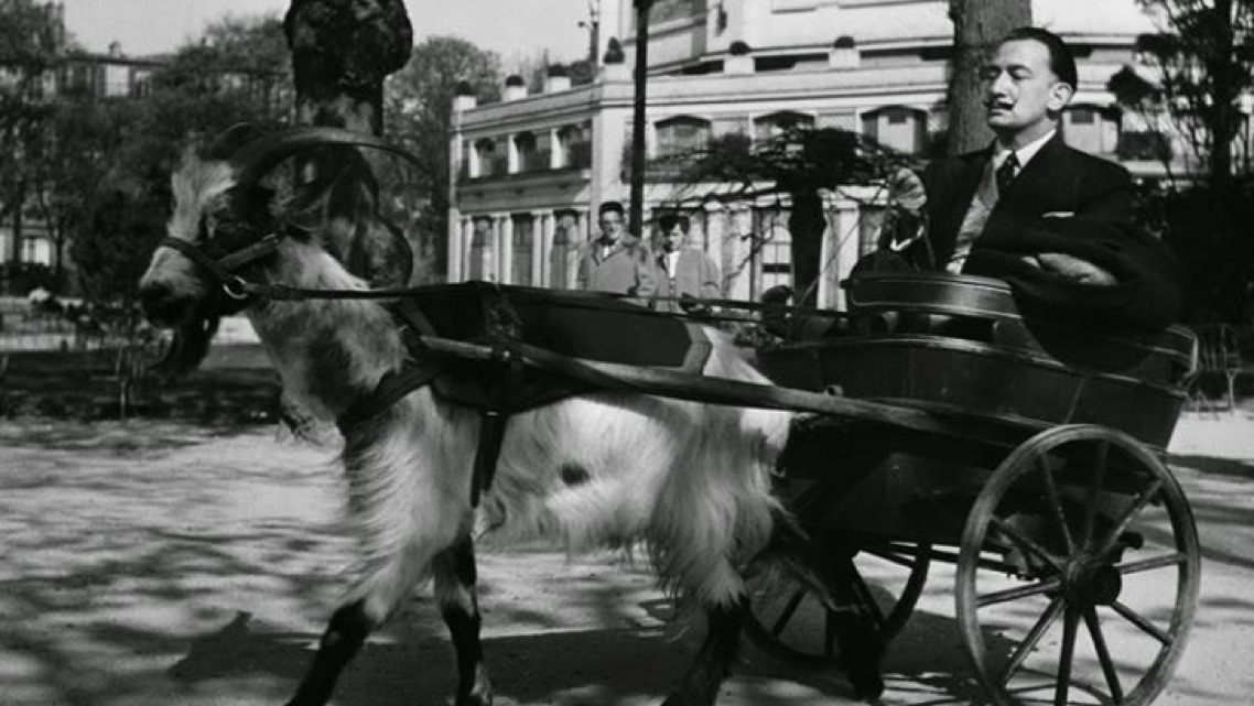 Salvador Dali dans une charrette tirée par un bouc (1953)Salvador Dali était l’un