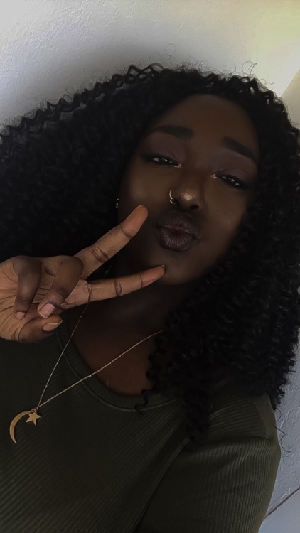 blackgirlsrpretty2:  http://dysfunctunal.tumblr.com 