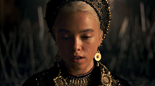 daenerys-gifs: “Dreams didn’t make us kings. Dragons did.” HOUSE OF THE DRAGON: Fi