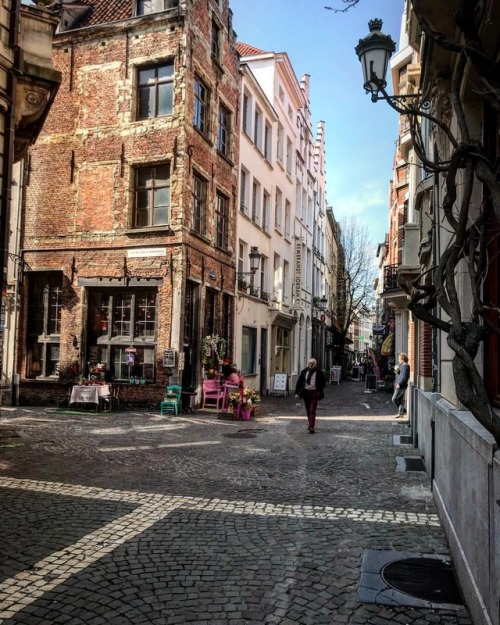 Me and you, Anversa. #anversa #antwerp #belgium #streetphotography #holiday #photographer #happy #fa