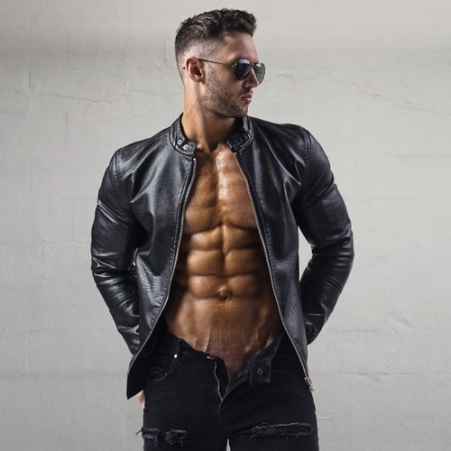 jivvii:  Criss Matthews by Gilles Crofta