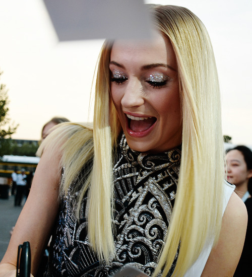 thronescastdaily:Sophie Turner attends the Premiere of X-Men: Dark Phoenix premiere in Seoul, South Korea on 29 may 2019