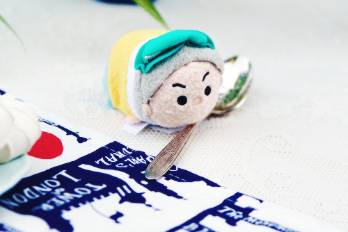 mickeyandcompany:An Alice in Wonderland Tsum Tsum tea party (by Oh My Disney)