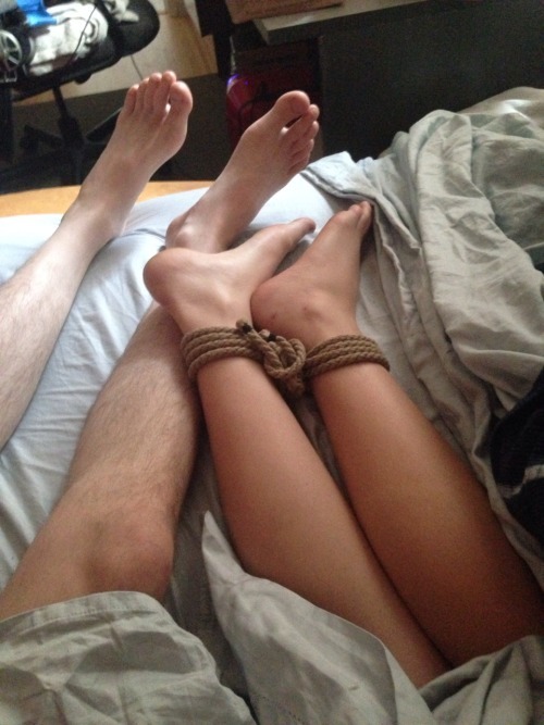 keptquietandstill:  crimson-and-bare:  relationship goals   I can’t think of a better way to get a good night’s rest.