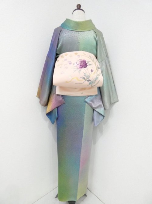 Juste look at this iridescent-like kimono!!! The prismatic effect is so pretty, what an amazing work