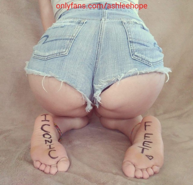 missashley-deactivated20210720:I do great advertising don&rsquo;t you think. Your site or name would look great on my feet.