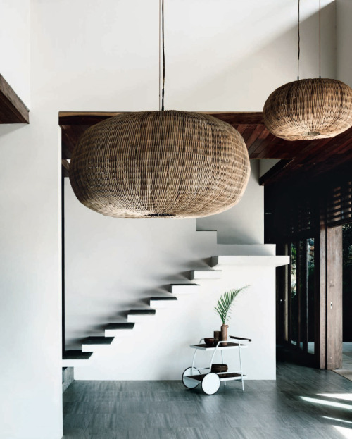 In Indonesia, on Lombok island, a stunning villa overlooks the jungle… and a breathtaking sun