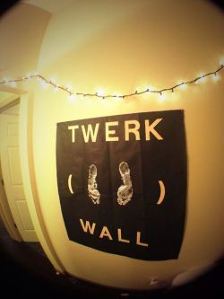 alittlecraftinyourday:  DIY TWERK WALL